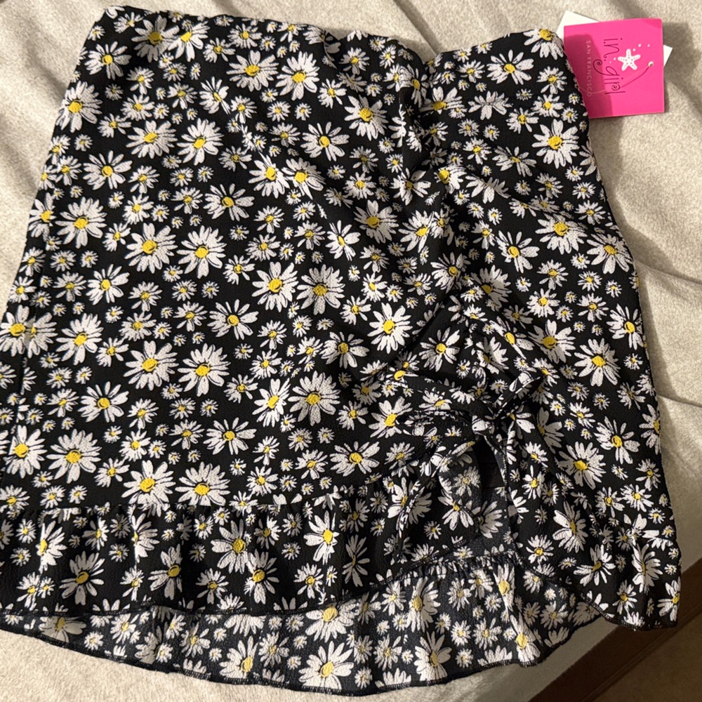 Floral Daisy Print Skirt in Black